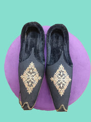 Matching black khussa