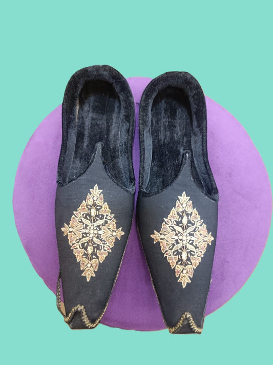 Matching black khussa