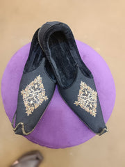 Matching black khussa